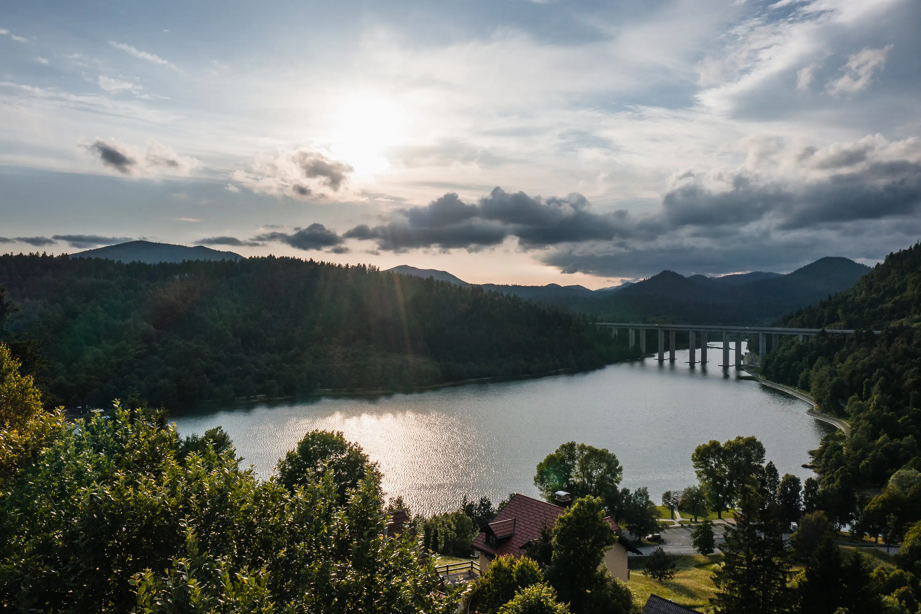 Pogled iz zraka na Jezero Bajer, okruženo šumovitim planinama