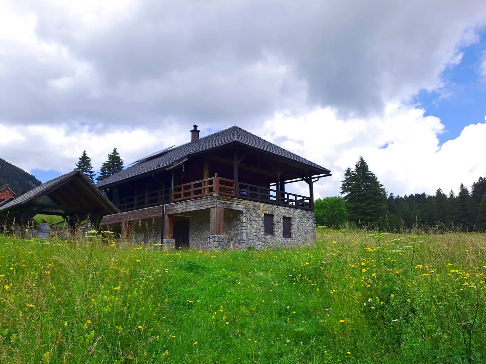 Koliba za promatranje divljači na livadi u Nacionalnom parku Risnjak