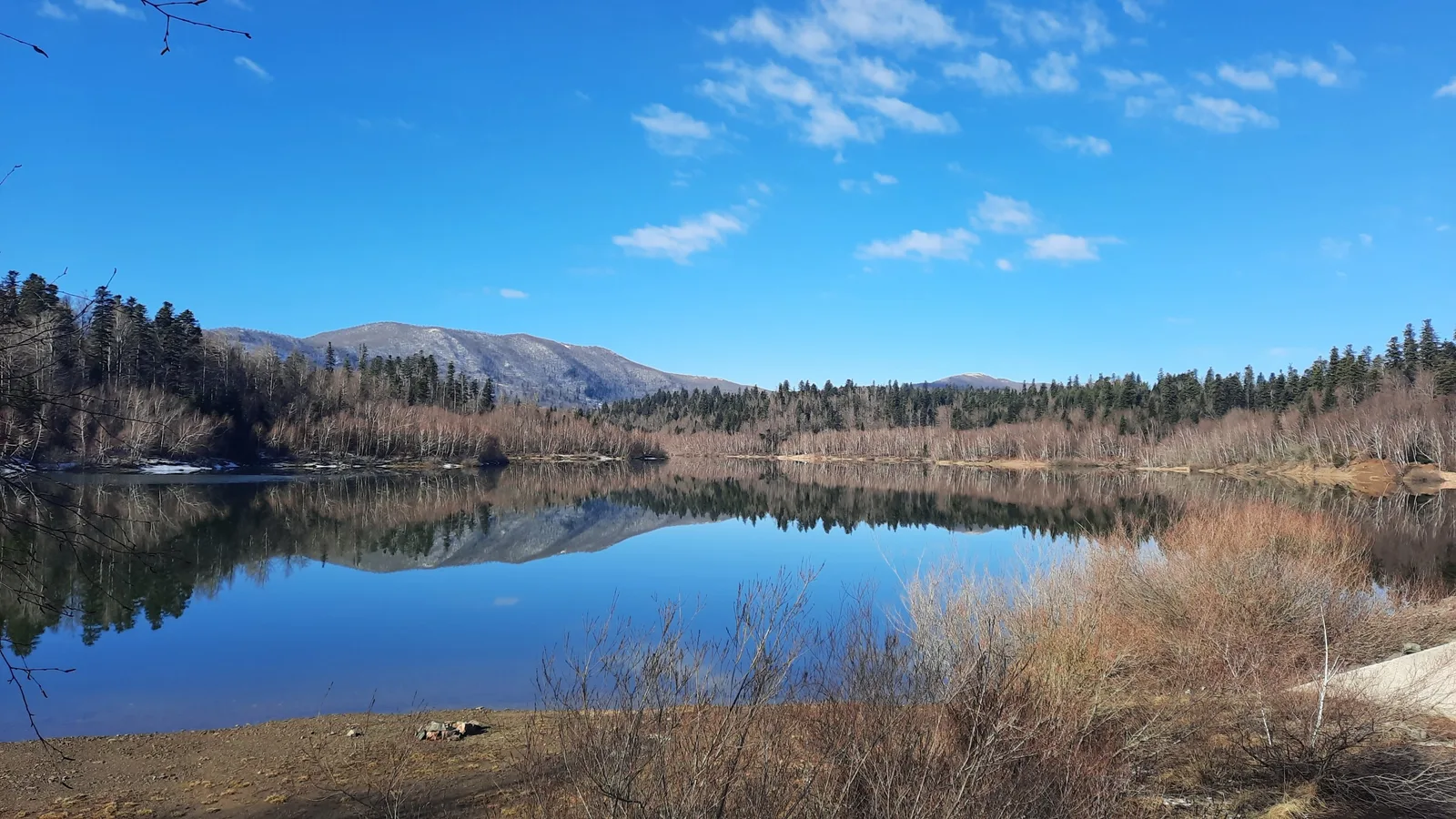 Slikovito jezero Bajer u Fužinama okruženo šumovitim planinama