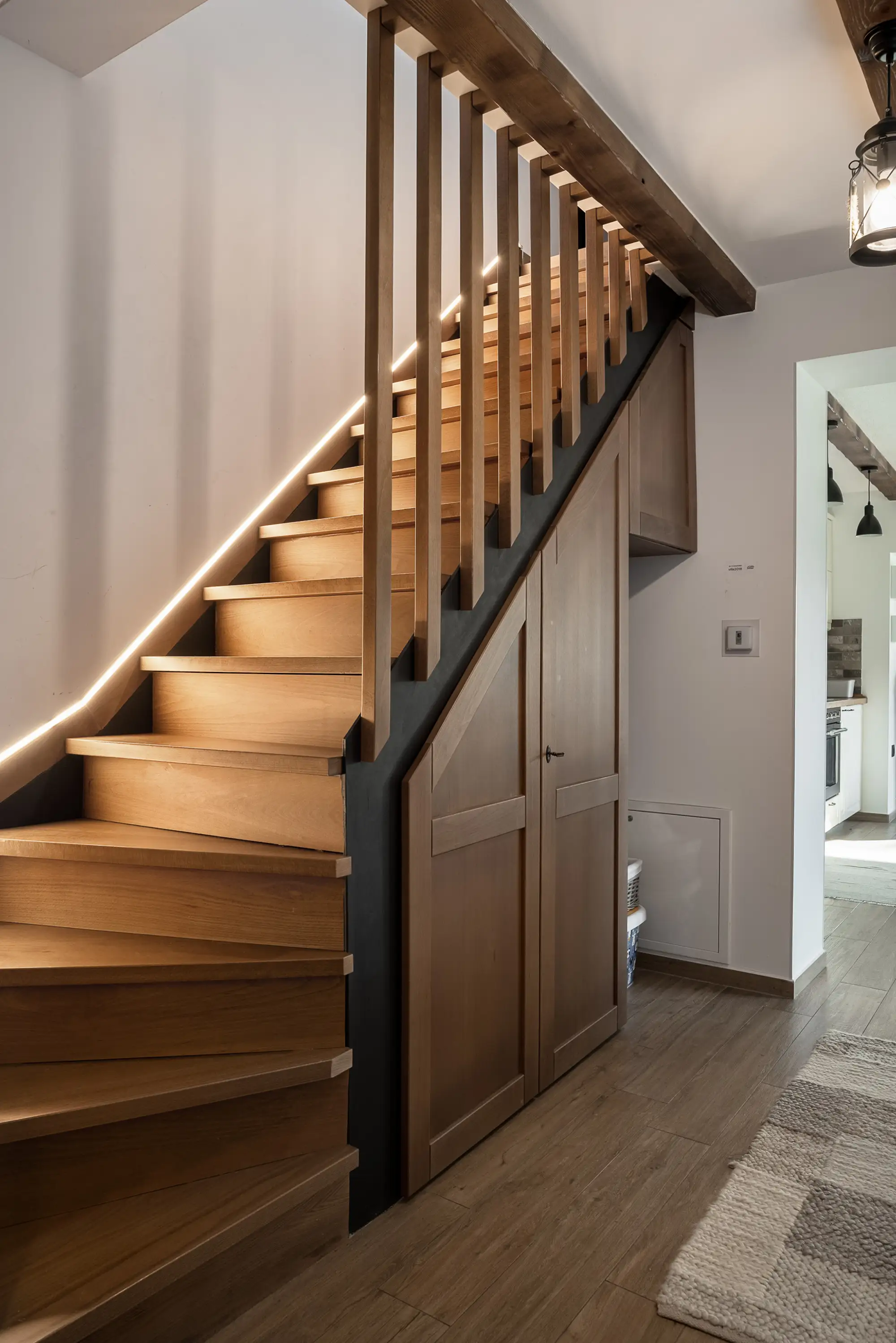 Hrastovo stubište s LED osvjetljenjem i ugrađenim prostorom za pohranu